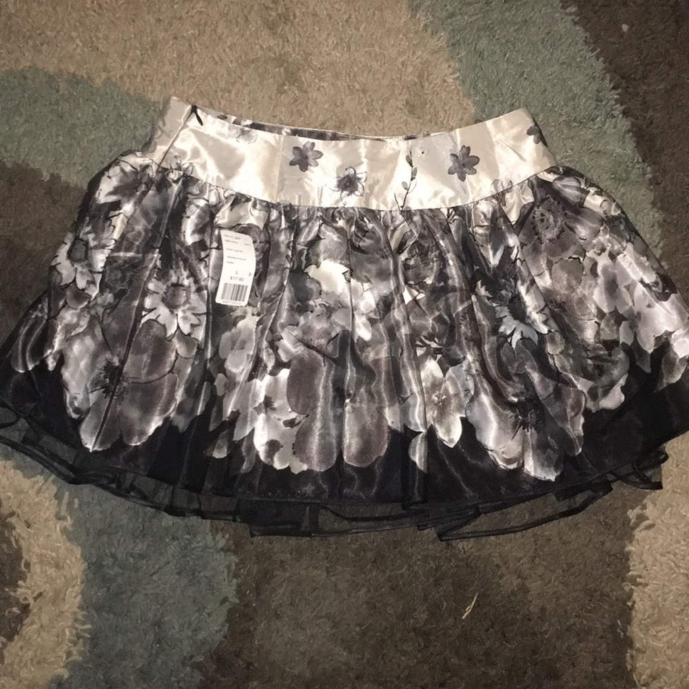 Short skirt w/ beautiful black/ grey flower print.